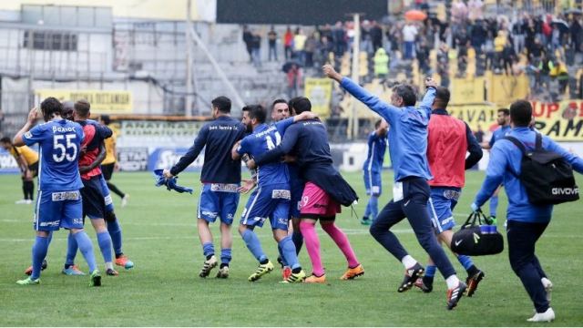Οι πανηγυρισμοί των παικτών της Λαμίας στο 0-0 με τον Άρη
